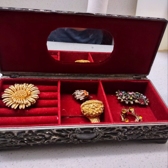 Vintage Jewelry - Pins and Brooche - Picture 1 of 1